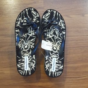 Tommy Bahama Black Floral wedge Flip Flop Slippers
